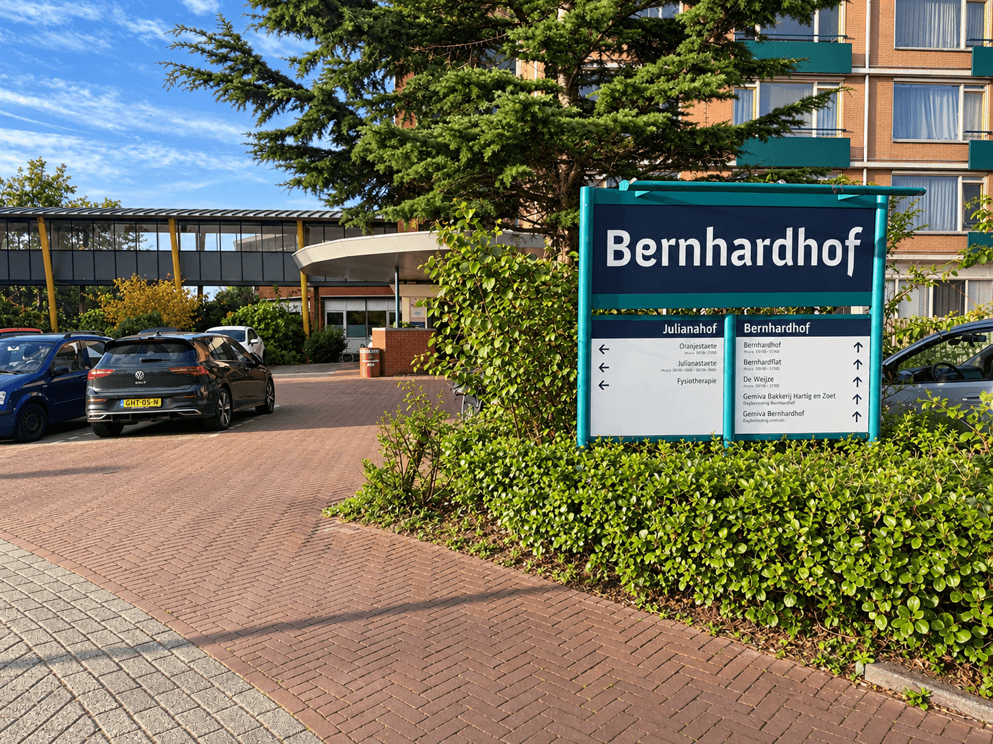 Ingang van Bernhardhof in Gouda, met het naambord en de toegangsweg